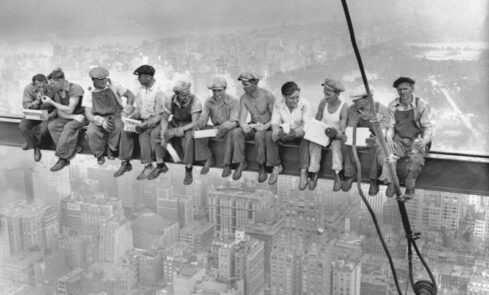 Dejeuner_en_haut_d_un_gratte_ciel_Charles_Clyde_Ebbets_20_septembre_1932-1024×805 V2