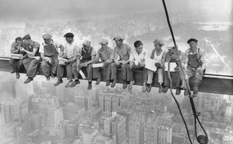 Dejeuner_en_haut_d_un_gratte_ciel_Charles_Clyde_Ebbets_20_septembre_1932-1024×805 V2